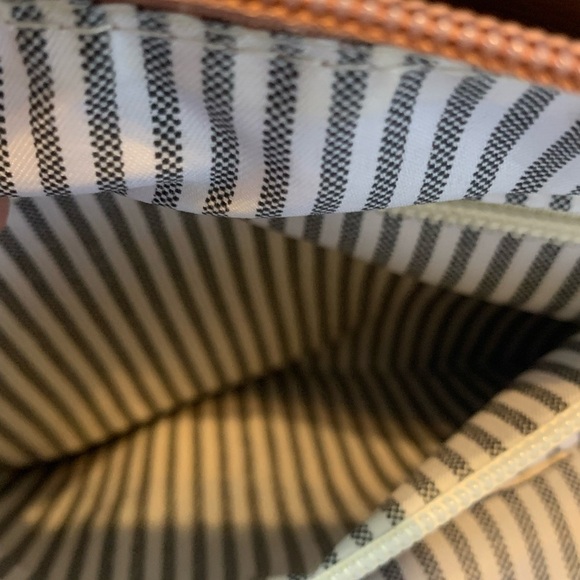 Elegant Pink Crossbody Bag - Picture 4 of 9